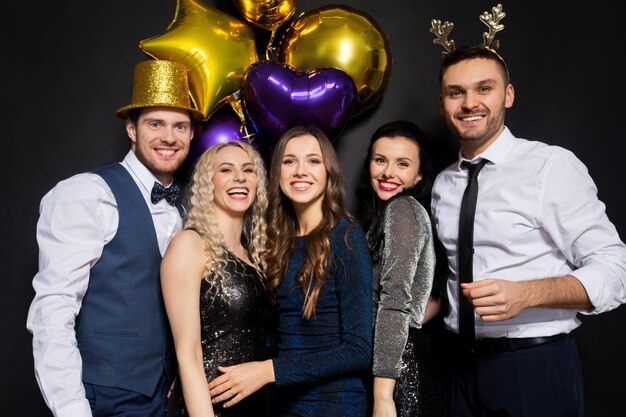 vrienden op kerstmis of nieuwjaarsfeest