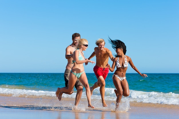 Vrienden op strandvakantie