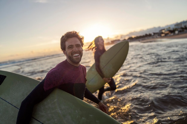 Vrienden op surfen