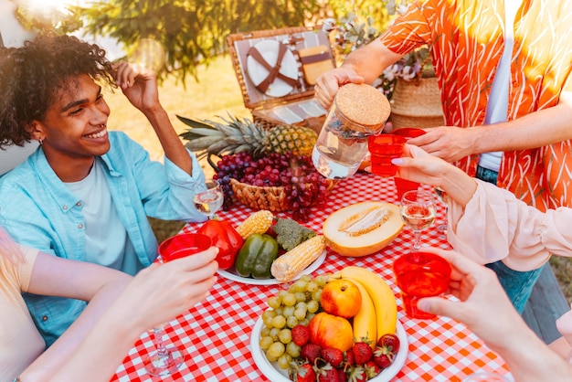 Foto vrienden picknicken met een camper in een groene weide