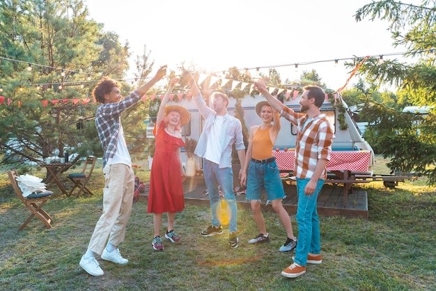 Vrienden picknicken met een camper op een zonnige dag