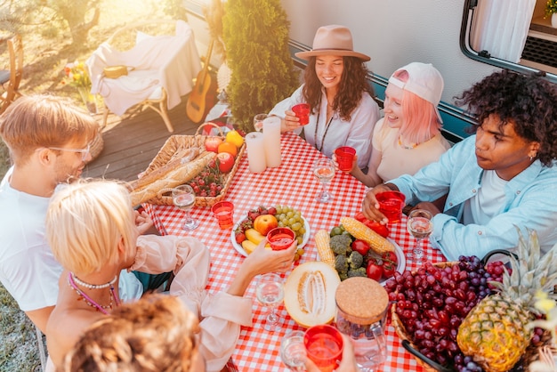 Vrienden picknicken met een camper op een zonnige dag