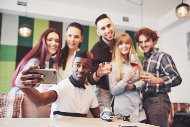 Vrienden plezier hebben en selfie maken in restaurant