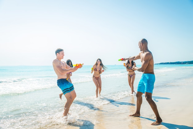 Vrienden plezier op het strand