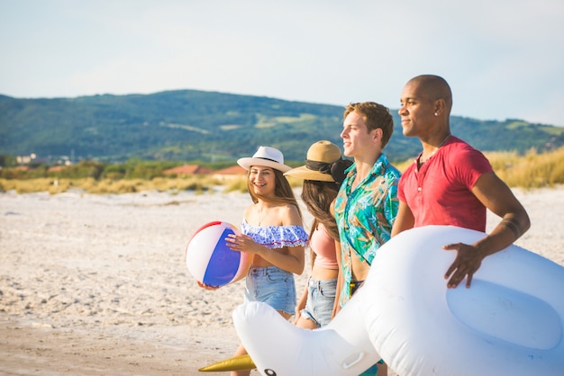 Vrienden plezier op het strand