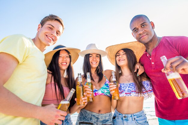 Vrienden plezier op het strand