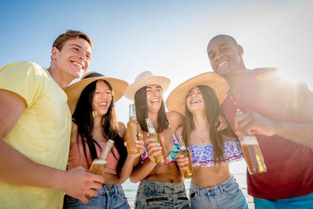 Vrienden plezier op het strand