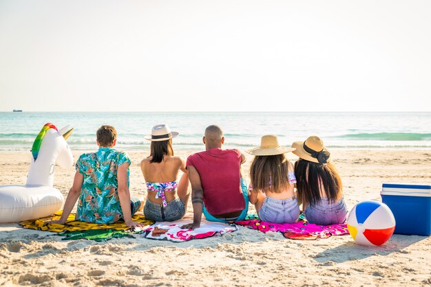 Vrienden plezier op het strand