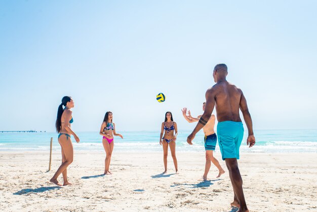 Vrienden plezier op het strand