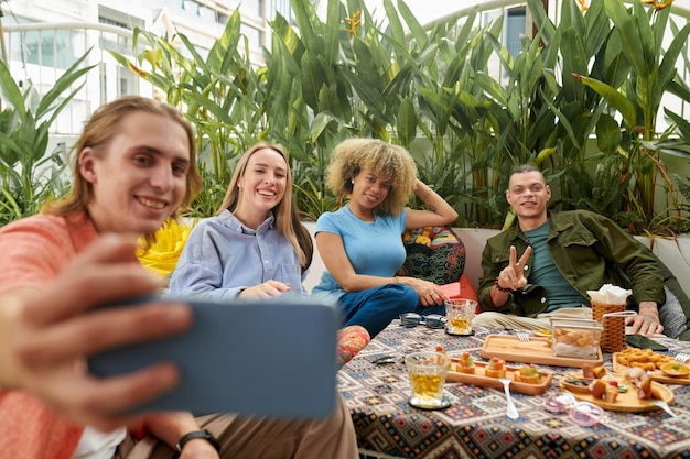 Vrienden poseren voor foto