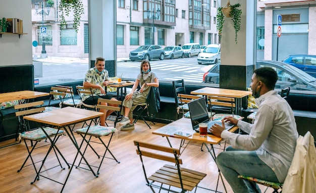 Foto vrienden praten terwijl ze in een café zitten.