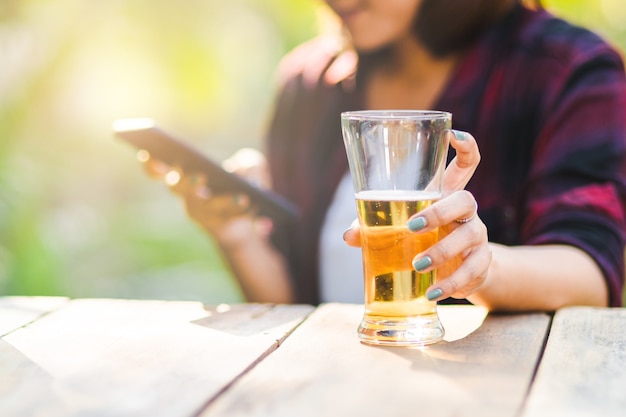 Vrienden rammelende fles bier tijdens het kamperen buiten