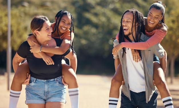 Foto vrienden rennen en gelukkige parkgroep die een piggy-back-race in de natuur doet diversiteit aan lachende vriendschap van vrouwen en een man uit jamaica die een leuke komische tijd en ervaring in de zon hebben in de zomer