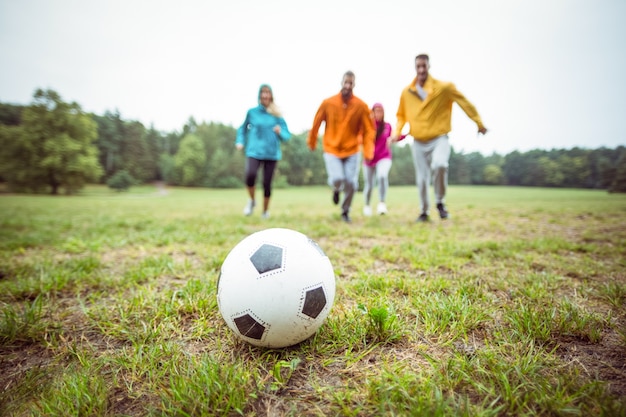 Vrienden rennen naar voetbal