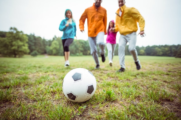 Vrienden rennen naar voetbal