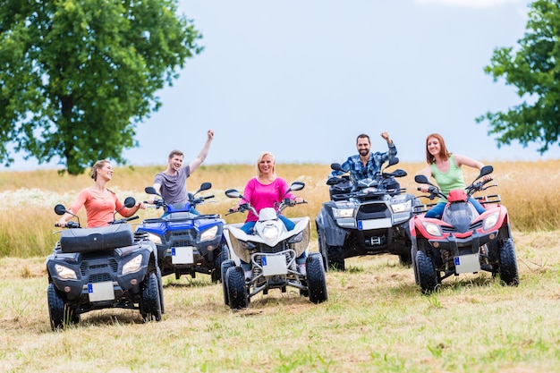 Foto vrienden rijden off-road met quad of atv