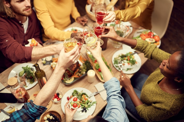 Foto vrienden roosteren aan tafel