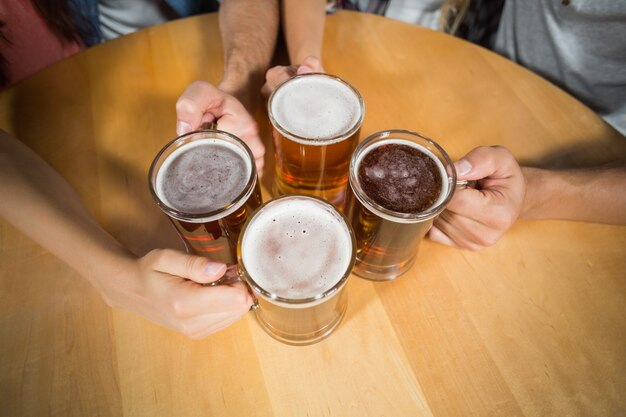 Vrienden roosteren met bier