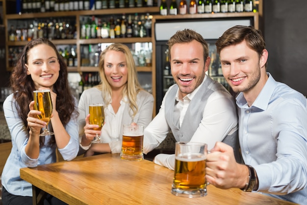 Vrienden roosteren met bier