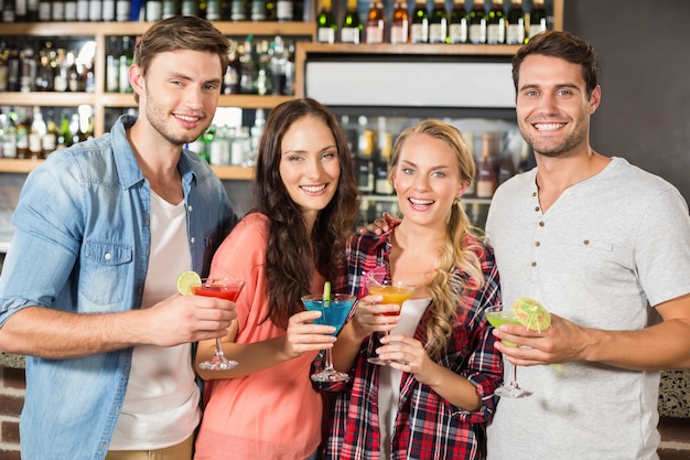 Vrienden roosteren met cocktails