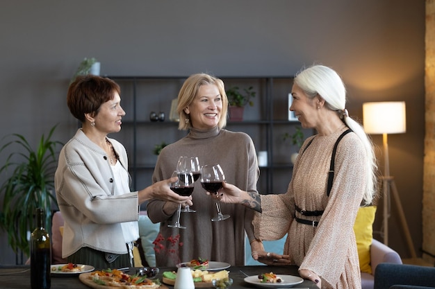 Vrienden roosteren met drankjes tijdens vergadering