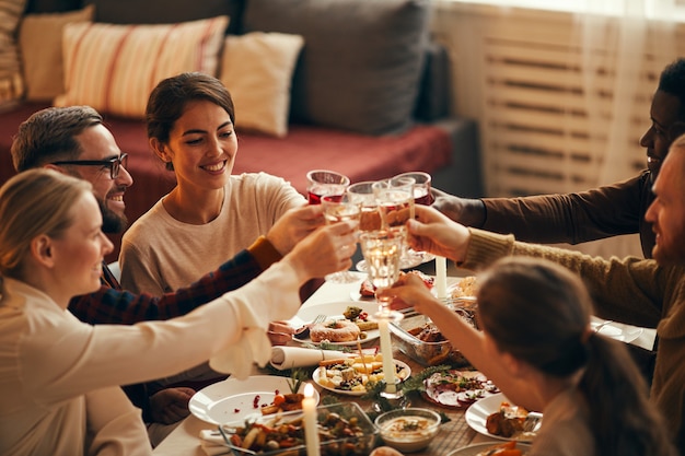 Vrienden roosteren op Diinner Party