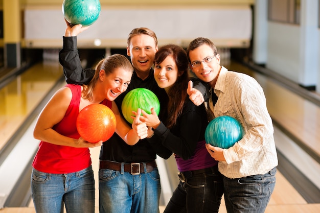 Vrienden samen bowlen