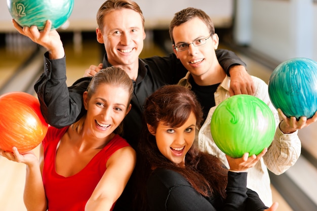 Vrienden samen bowlen