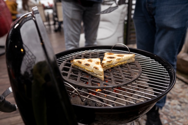 Foto vrienden samen lekker barbecueën