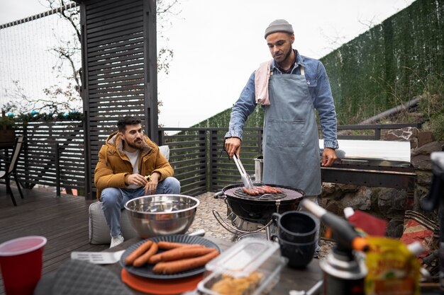 Foto vrienden samen lekker barbecueën