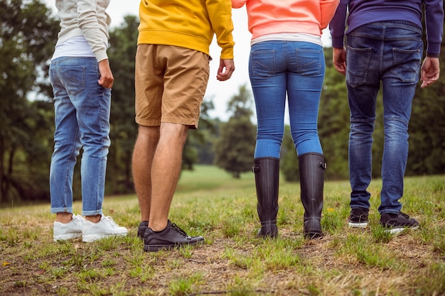 Vrienden samen op een wandeling