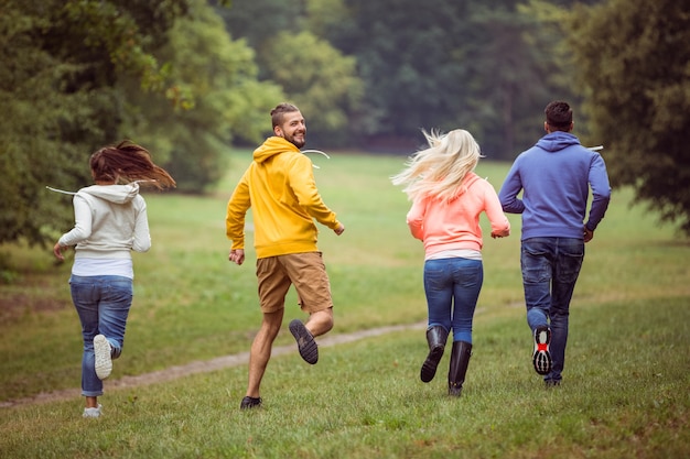 Vrienden samen op een wandeling