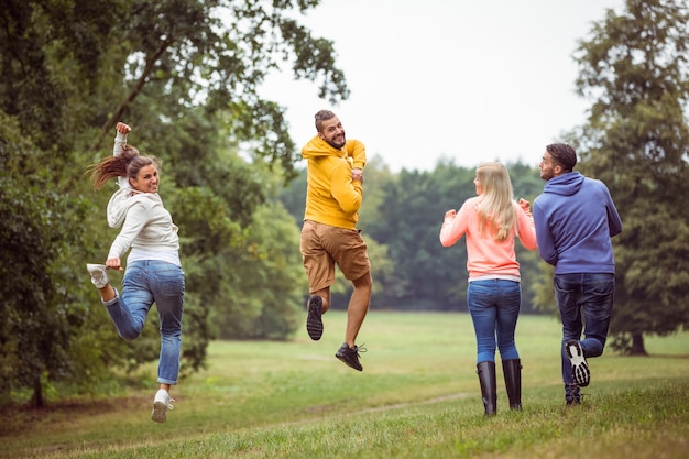 Vrienden samen op een wandeling