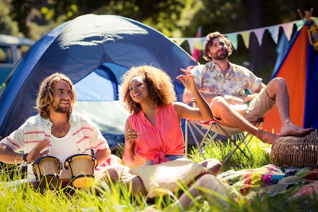 Vrienden samen plezier op de camping