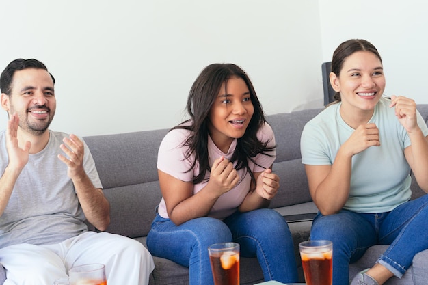 Vrienden samen thuis naar sport op tv kijken