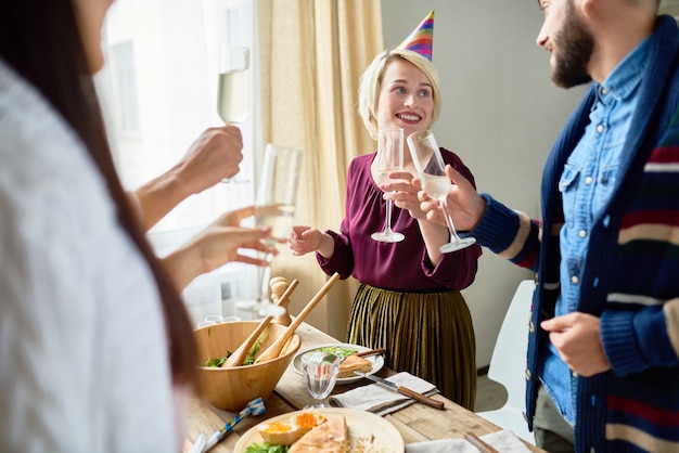 Vrienden samen verjaardag vieren