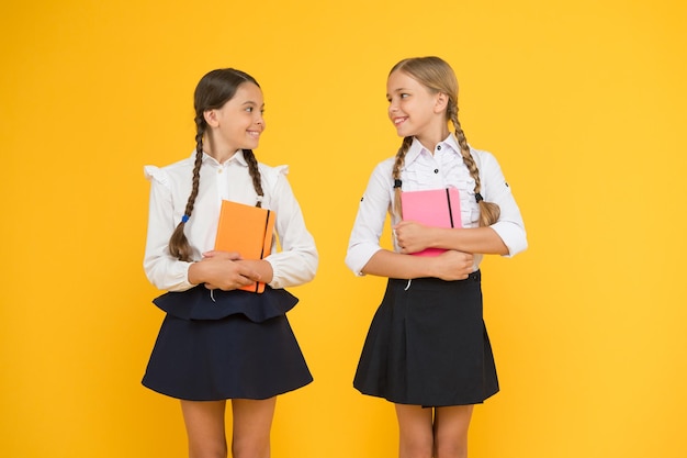 Vrienden schattige leerlingen Schoolmeisjes formele stijl schooluniform Onderwijs is stap voor stap proces van het verkrijgen van kennis Klasgenoten plezier op school Gelukkige jeugd School onderwijs concept