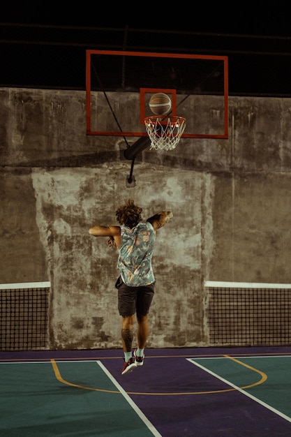 Vrienden spelen basketbal. Jonge mannen spelen basketbal op straat.