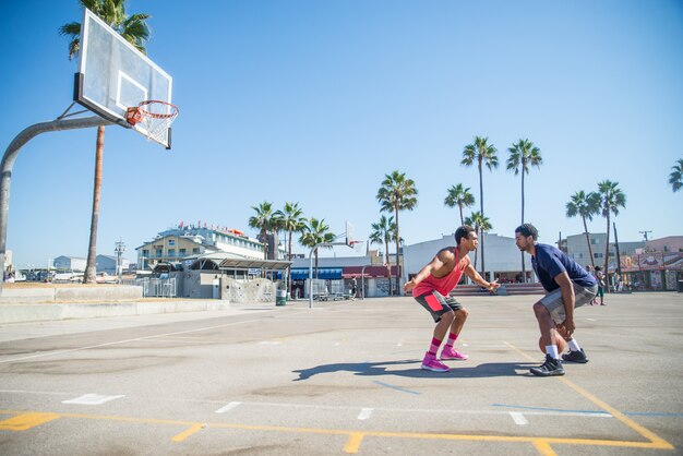 Vrienden spelen basketbal