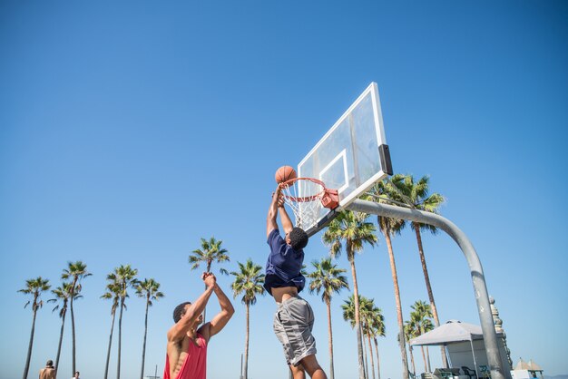 Vrienden spelen basketbal