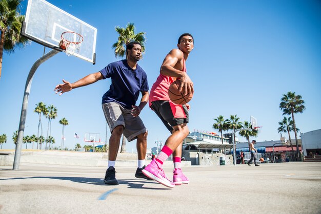 Vrienden spelen basketbal