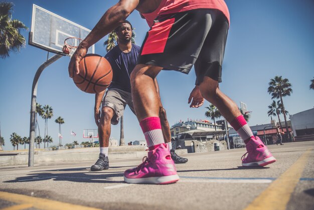 Vrienden spelen basketbal