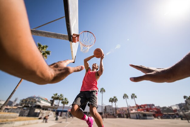 Vrienden spelen basketbal