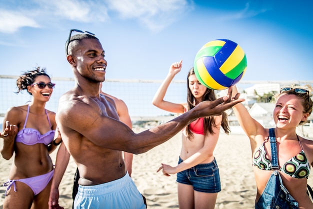 Vrienden spelen beachvolley