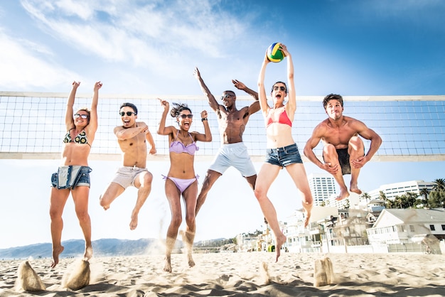 Vrienden spelen beachvolley