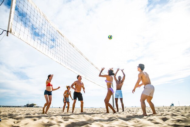 Vrienden spelen beachvolley