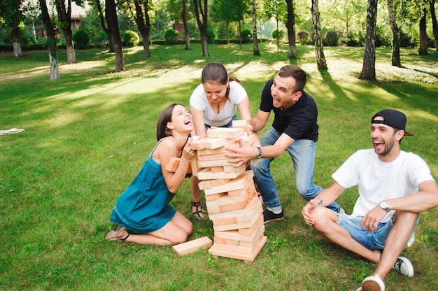 Vrienden spelen bordspel buiten in het park.