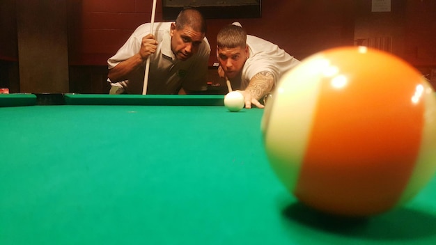 Vrienden spelen pool in de hal.