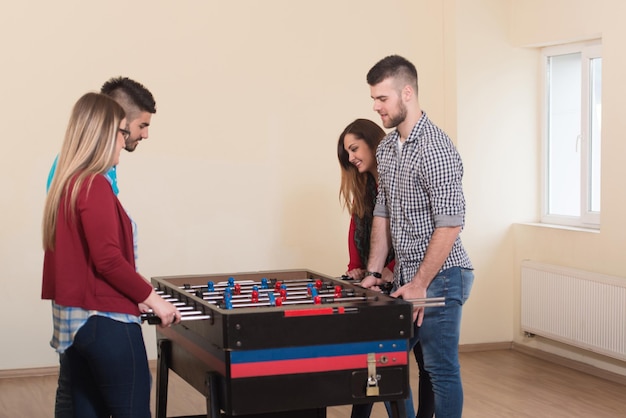 Vrienden spelen voetbal tafelvoetbal