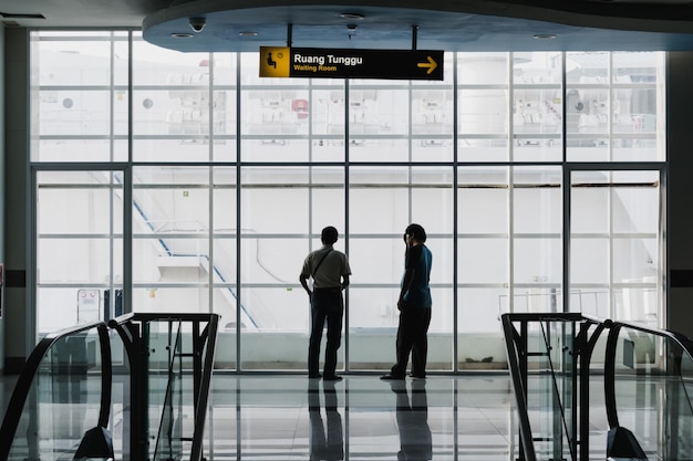 Vrienden staan op de luchthaven.